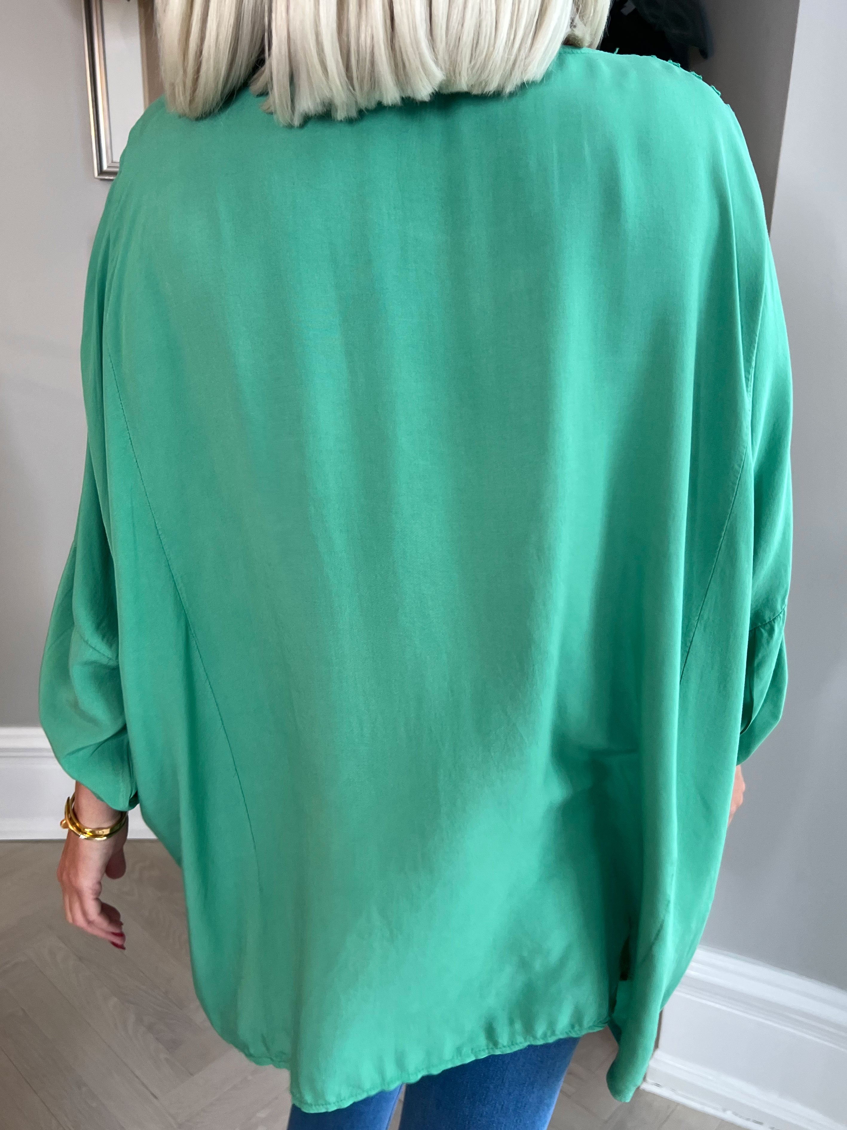 Flora - Sød bluse i viskose med broderinger på ærmerne